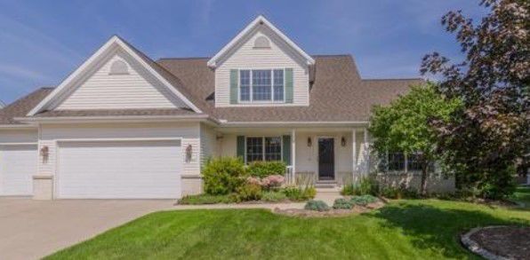 28 Pebblebrook Court, Bloomington $319,900.jpg